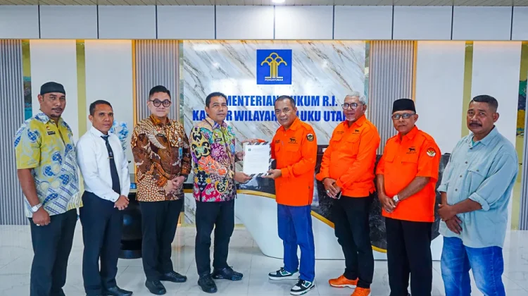 Kemenkum Malut Serahkan SKT Partai Gerakan Rakyat
