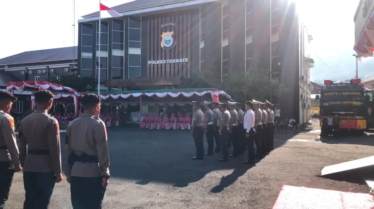 Kapolres Ternate Pimpin Korps Raport Kenaikan Pangkat Personel