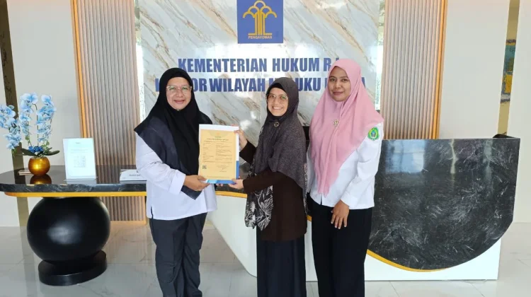 Kemenkum Malut Serahkan Hak Cipta Buku Inovasi Pelaris Cabay