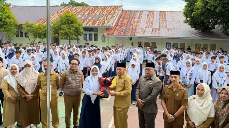 Hari Pertama Sekolah, Wagub Sarbin Jemput dan Semangati Siswa Baru