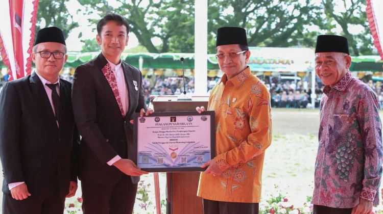 Menteri Agama RI Menerima Penganugerahan Tokoh Penggerak Literasi
