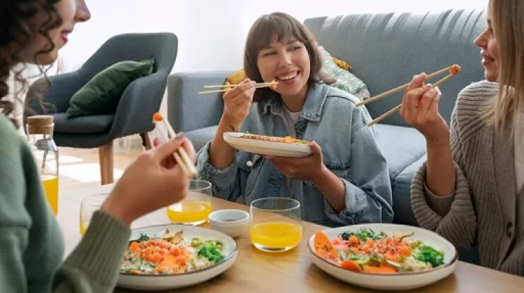 Hampir Separuh Warga Indonesia Alami "Emotional Eating"