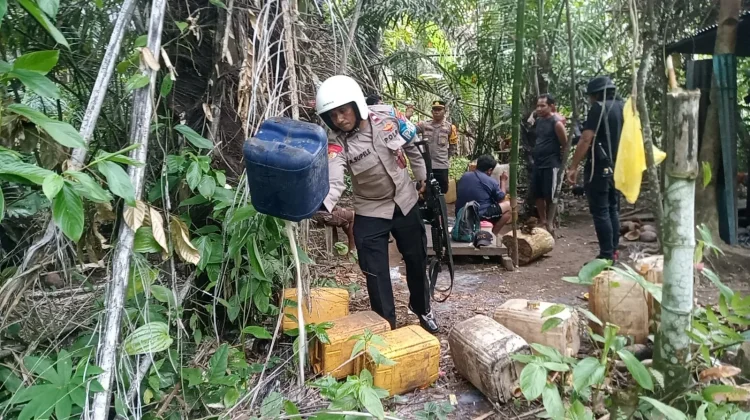 Polsek Gane Timur Musnahkan Ratusan Liter Miras Ilegal Siap Edar