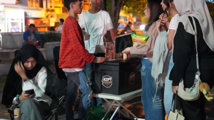 Modal Uang Jajan, Dua Pelajar Ternate Rintis Usaha “Kopi Nyasar”