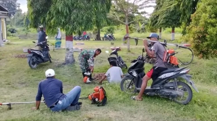 Babinsa Bersama Warga Bersihkan Lapangan Sambut Pembukaan TMMD Ke-129