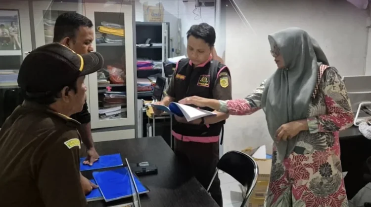 Kantor Dinas Koperasi dan UKM Ternate Digeledah Kejari