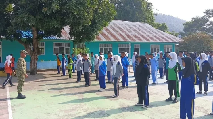 Babinsa Galela Latih PBB Tanamkan Disiplin kepada Siswa MAN