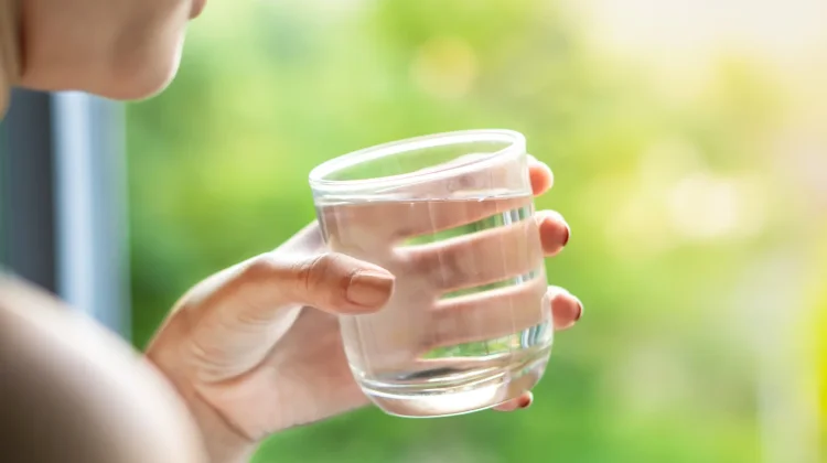 Minum Air Putih Setelah Bangun Tidur, Apa Manfaatnya?