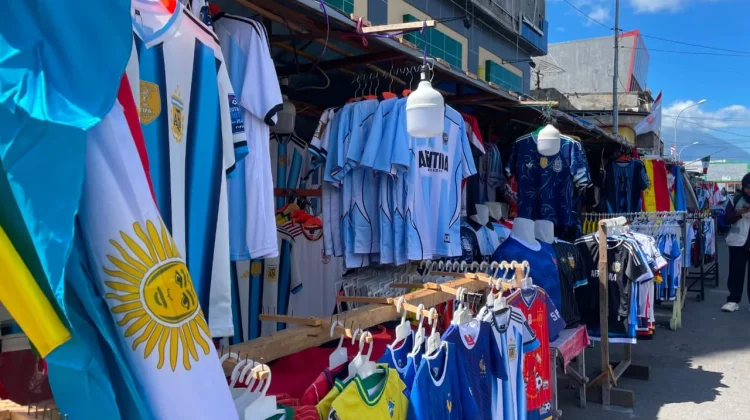 Pendapatan Pedagang Jersey Pildun di Ternate Menurun jelang Babak Final