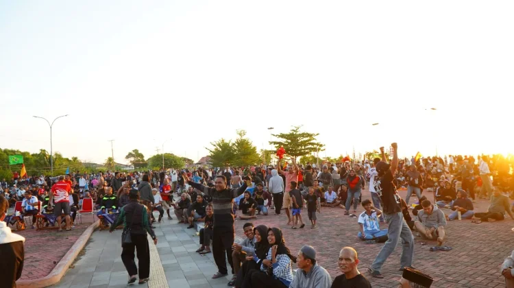 Ribuan Warga Padati Pantai Tugulufa, Nobar Final Piala Dunia 2026
