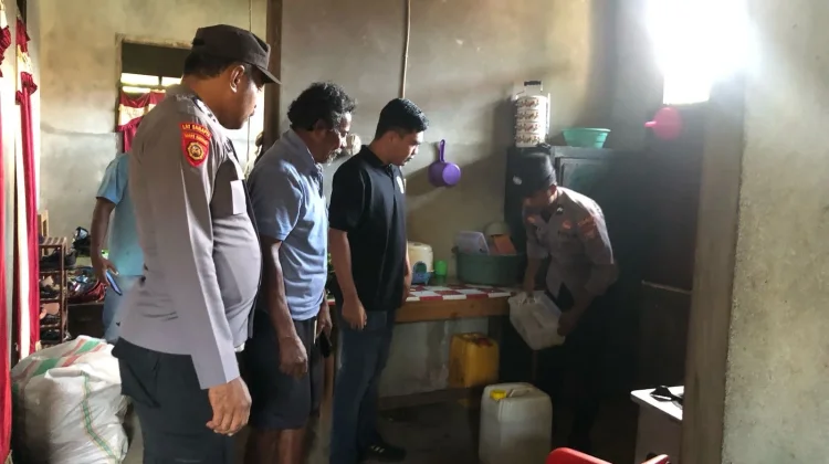 Polsek Obi Selatan Musnahkan 25 Liter Miras Cap Tikus