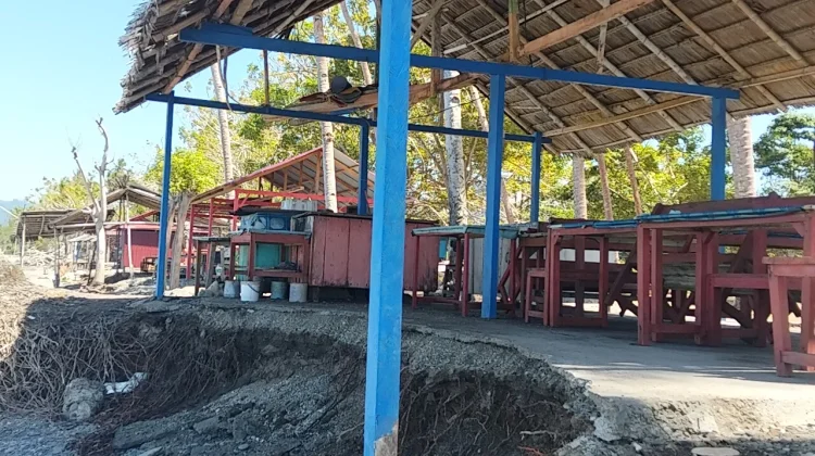 Gelombang Tinggi Gerus Lapak Pedagang Kuliner di Wai Ipa
