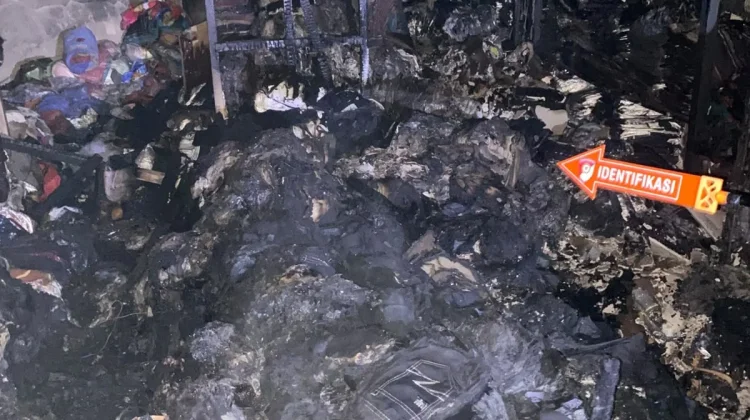 Diduga Korsleting, Toko Pakainya di Bastiong Ternate Dilalap Si Jago Merah