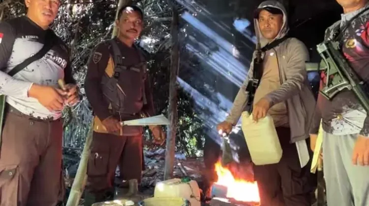 Tim Saber Miras Polres Halsel Musnahkan Lokasi Penyulingan Cap Tikus