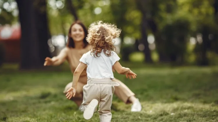 Tips Menjaga Postur Anak agar Tidak Bungkuk
