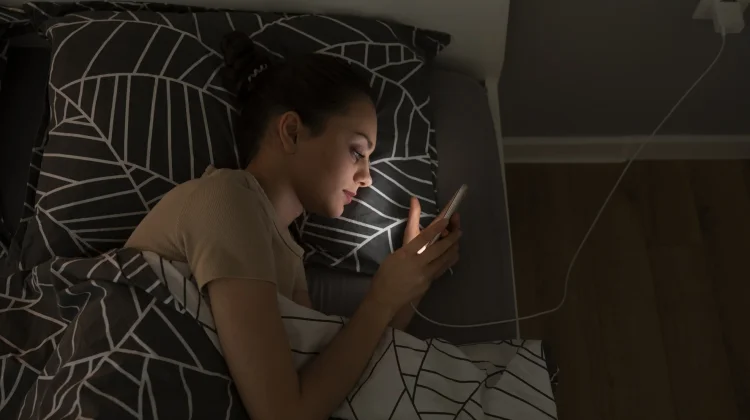 Bahaya Scroll Media Sosial sebelum Tidur