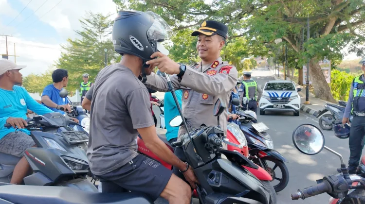 Polres Halteng Bagikan Ratusan Helm Gratis untuk Pengendara