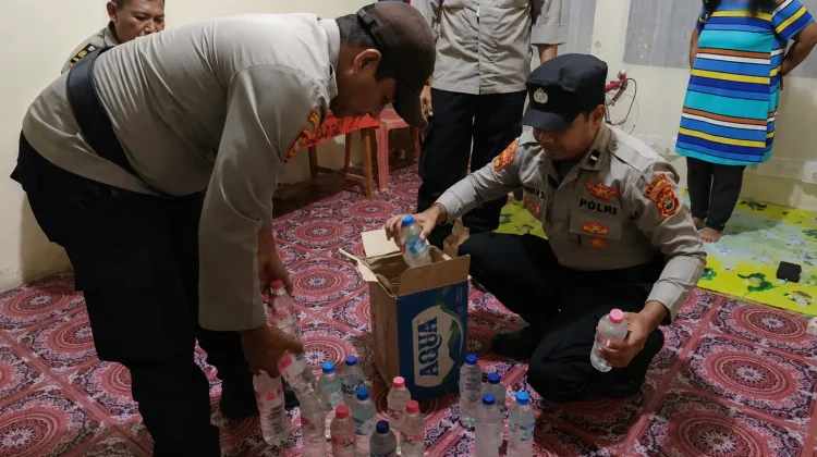 Polsek Sanana Amankan Puluhan Botol Miras Dari Rumah Warga