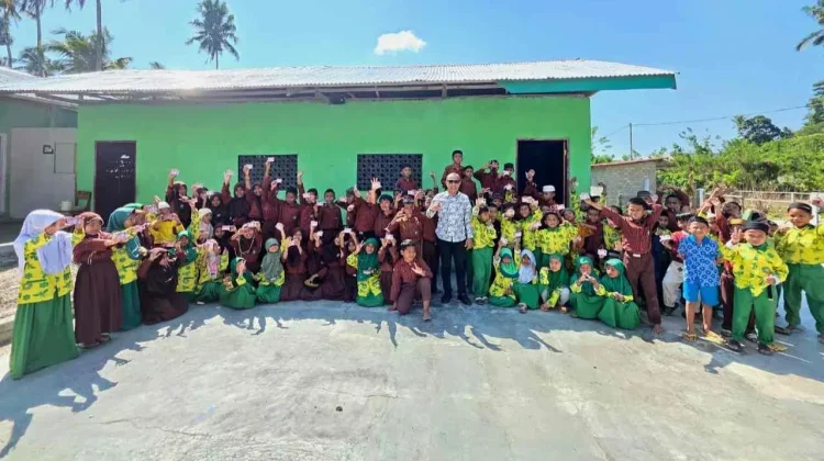Puluhan Kartu Identitas Anak Diserahkan Dukcapil Sula