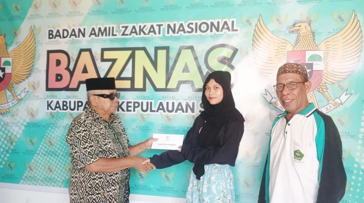 Baznas Kepulauan Sula Salurkan Perlengkapan Salat bagi Warga Mualaf
