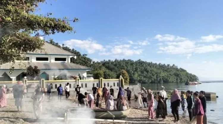 Bhabinkamtibmas dan Warga Jiko Cobo Gelar Kerja Bakti Bersama