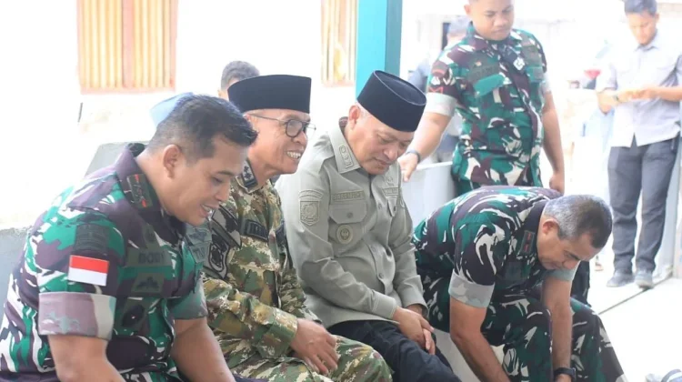 Bupati Ikram Salat Jumat Bersama Warga Yeisowo usai Bakti TNI AD