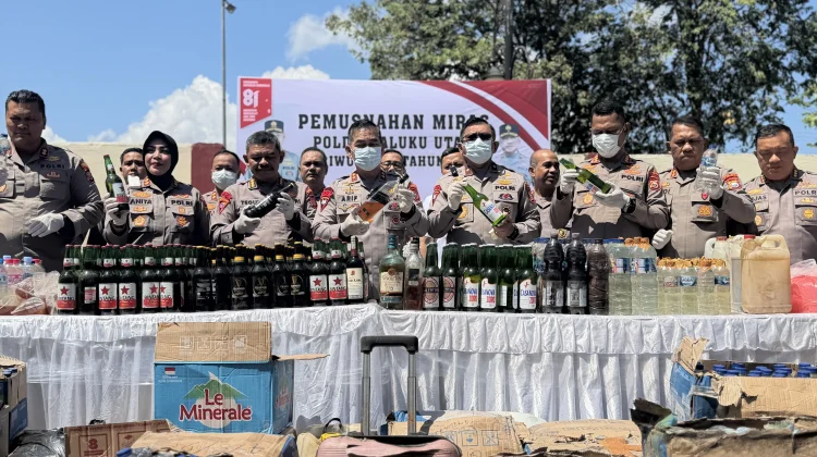 Jadi Pemicu Kejahatan, Kapolda Pimpin Pemusnahan Ribuan Liter Miras di Malut