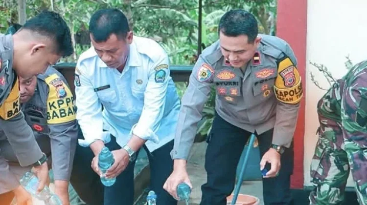 Polsek Bacan Timur Musnahkan Ribuan Kantong Miras Ilegal Hasil Razia