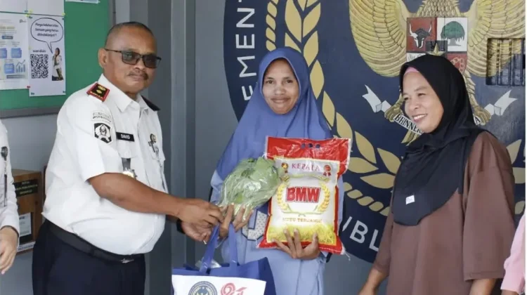 Lapas Sanana Salurkan Sembako Sambut HUT Ke-81 Kemerdekaan RI
