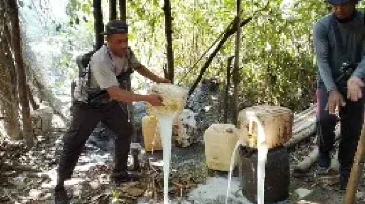Tim Saber Miras Halsel Musnahkan 375 Liter Saguer Ilegal