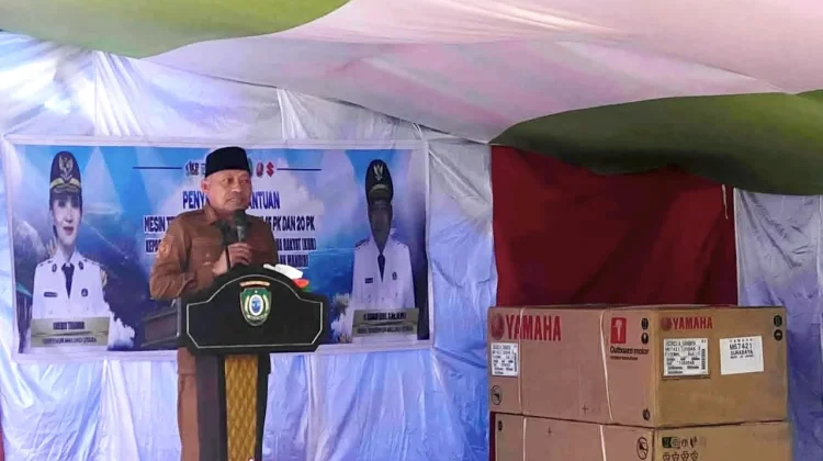 Wagub Malut Serahkan 45 Unit Mesin kepada Nelayan Kepulauan Sula