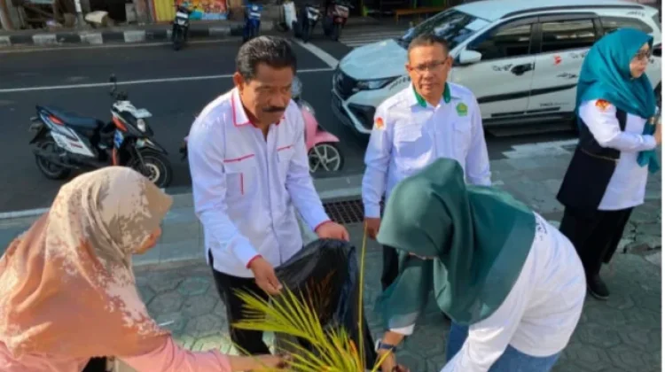 GEBERMAS Kemenag Ternate Libatkan ASN Lintas Agama Bersihkan Masjid