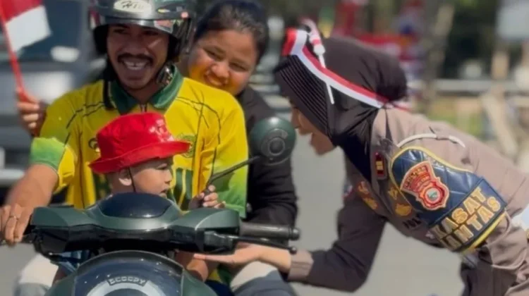 Pengendara di Halteng Dapat Bendera Merah Putih Gratis dari Satlantas