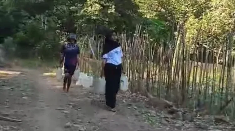 Kemarau, Warga Gurabunga Andalkan Mata Air Goa untuk Kebutuhan Sehari-hari