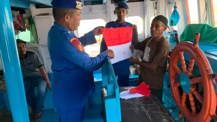 Sambut HUT RI, Satpolairud Polres Sula Bagi Bendera Merah Putih di Kapal Laut