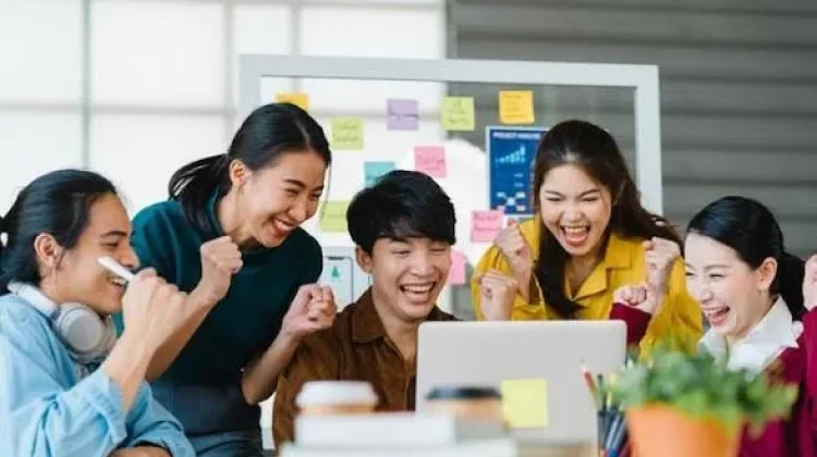 Teman Kerja Jadi Faktor Penting Kebahagiaan Pekerja