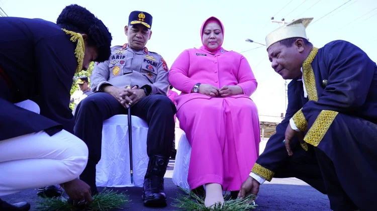 Tradisi Joko Hale Sambut Lawatan Kapolda di Kota Tidore