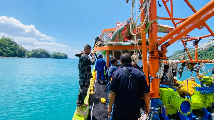 Kapal Jaring Besar Beraktivitas di Zona Terlarang Malut Terancam Proses Hukum