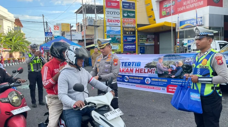 Semarak Kemerdekaan, Ditlantas Bagikan Helm hingga Bendera Gratis ke Pengendara