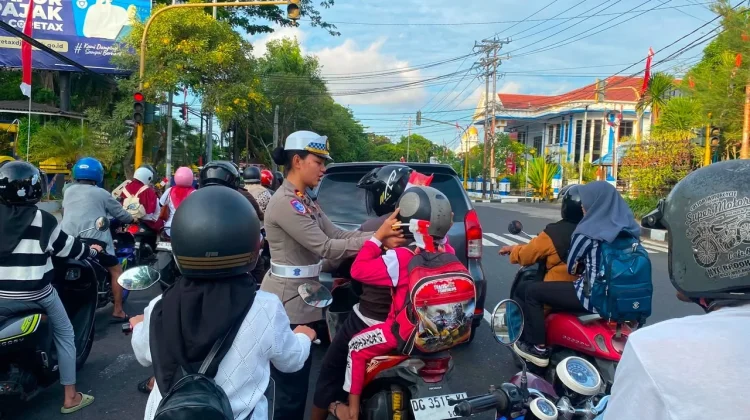 Sambut HUT Kemerdekaan, Satlantas Ternate Bagikan Bendera dan Helm Gratis
