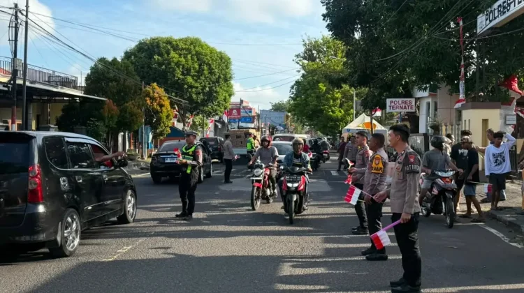Semangat Nasionalisme, Pengendara di Ternate Dapat Bendera Gratis dari Polres