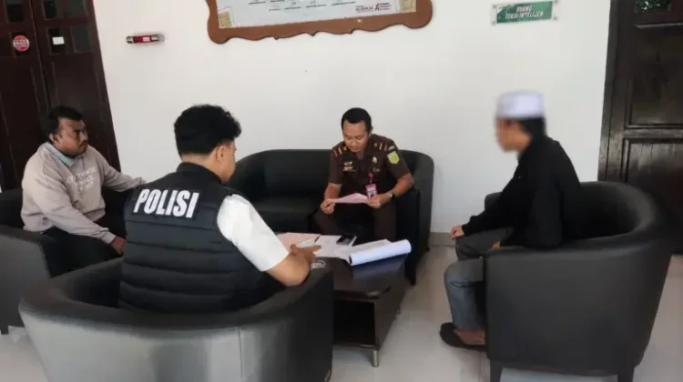 Satreskrim Polres Sula Limpahkan Tersangka Dugaan Pencurian ke Kejaksaan