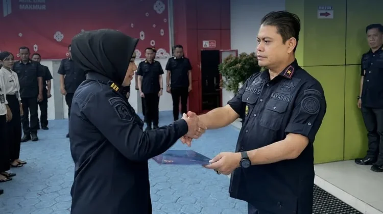Bagus Kurniawan Serahkan Satyalancana Pengabdian 20 Tahun