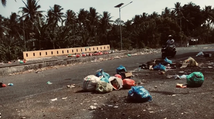 Warga Keluhkan Sampah Berserakan di Jalan Sofifi, DLH Malut Buka Suara