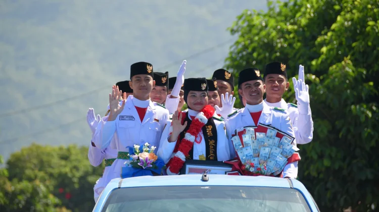 usai Kibarkan Bendera Pusaka di Istana, Mardhatilla Disambut Meriah Warga Tidore