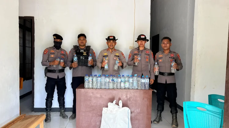 Polsek Siap Gela Amankan 64 Botol Cap Tikus di Dua Desa