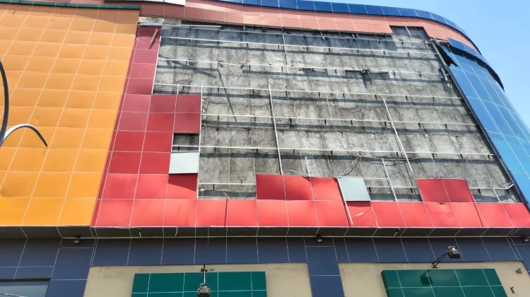 Panel Dinding Plaza Gamalama Copot Diterjang Angin, Ancam Keselamatan Pengendara