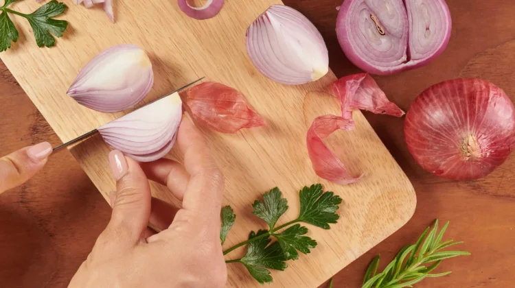 Mengapa Mata Berair saat Memotong Bawang? Simak Penjelasannya