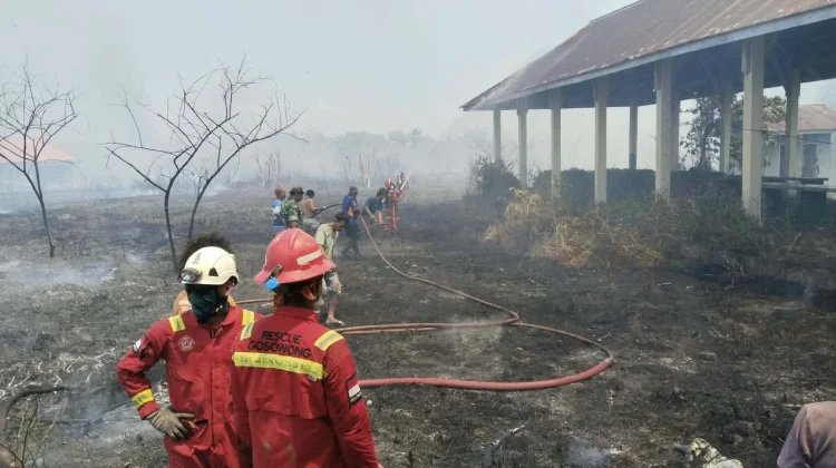 Kebakaran Lahan di Makaeling, Warga dan Petugas Berjibaku Padamkan Api