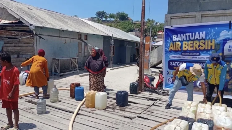BWS-PUPR Malut Perbaiki Kapal untuk Distribusi Air Minum Desa Dowora Halsel